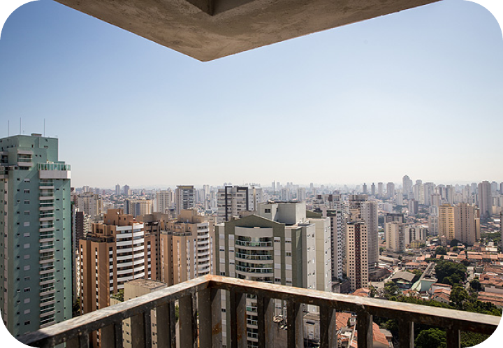 Imagem de uma varanda apontando para o bairro